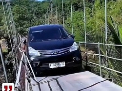 Viral Aksi Bahaya Mobil Lintasi Jembatan Gantung Cikadu Cianjur