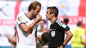 Soccer Football - FIFA World Cup 2026 - Quarter Final - Norway v England - Miami Stadium, Miami Gardens, Florida, U.S. - July 11, 2026 England's Harry Kane remonstrates with referee Clement Turpin after Norway's Andreas Schjelderup scores their first