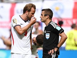 Soccer Football - FIFA World Cup 2026 - Quarter Final - Norway v England - Miami Stadium, Miami Gardens, Florida, U.S. - July 11, 2026 England's Harry Kane remonstrates with referee Clement Turpin after Norway's Andreas Schjelderup scores their first