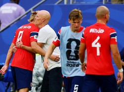 Soccer Football - FIFA World Cup 2026 - Quarter Final - Norway v England - Miami Stadium, Miami Gardens, Florida, U.S. - July 11, 2026 Norway coach Stale Solbakken hugs Erling Haaland as he comes off as a substitute for Jorgen Strand Larsen REUTERS/M
