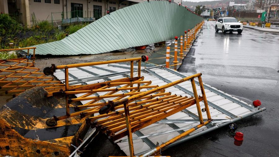 Pagar bangunan nan rusak akibat angin kencang tergeletak di jalan saat Topan Bavi mendekati pantai utara Taiwan di Keelung, Taiwan, 11 Juli 2026.