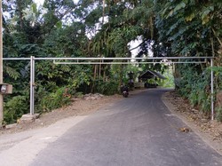 Warga Karangasem Pasang Palang Jalan gegara Kerap Dilalui Truk Galian C