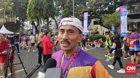 Pria berusia 59 tahun berhasil capai garis finis dalam waktu kurang dari 17 menit di Senior Happy Run 5K 2026 yang digelar di Jakarta Pusat, Minggu (12/7).