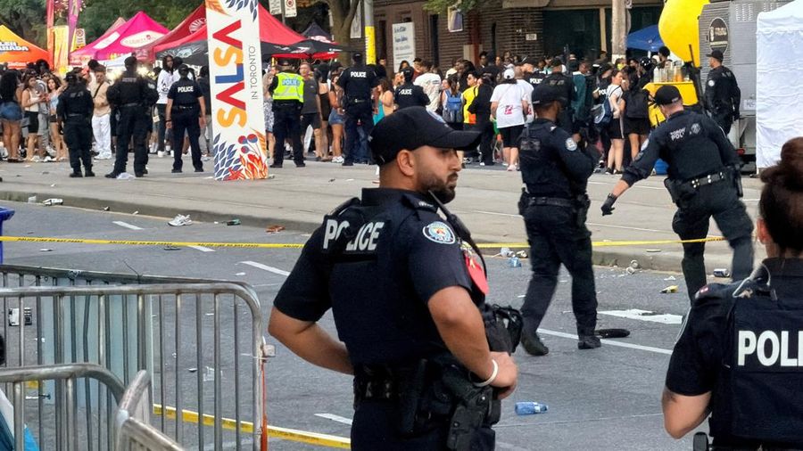 Petugas polisi mengamankan letak kejadian setelah penembakan maut di pagelaran jalanan bertema salsa di Toronto, Ontario, Kanada, 11 Juli 2026.