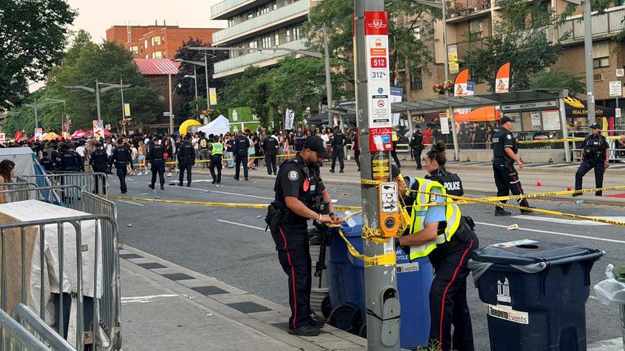 Petugas polisi mengamankan letak kejadian setelah penembakan maut di pagelaran jalanan bertema salsa di Toronto, Ontario, Kanada, 11 Juli 2026.