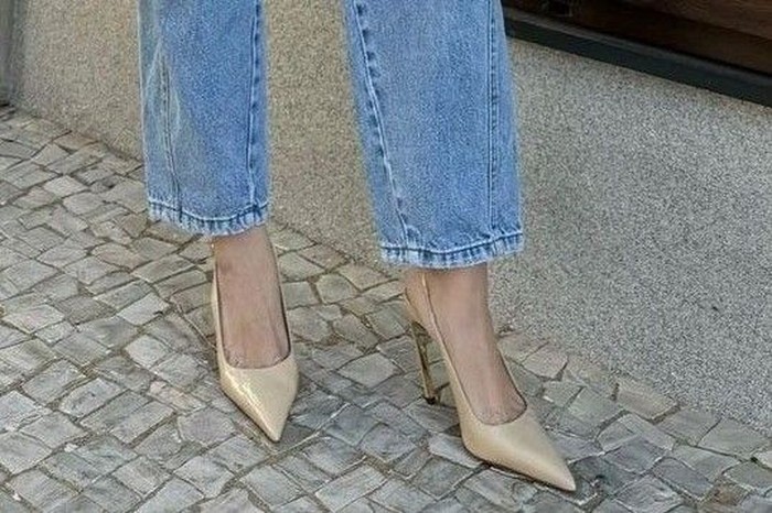 Alas kaki ternyata turut mempengaruhi keseluruhan proporsi tubuh. Memilih model hak yang tepat dapat membuat kaki terlihat lebih panjang./ Foto: pinterest.com