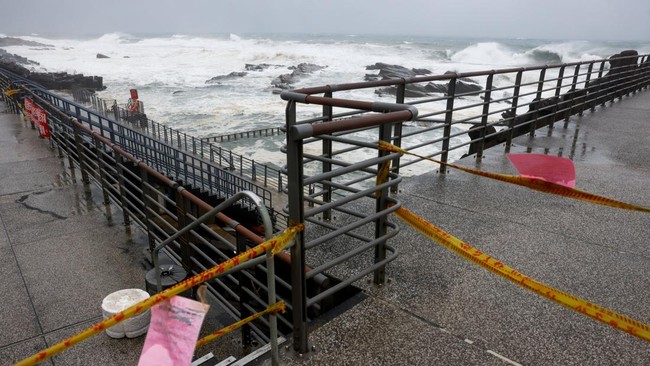 Penampakan Taiwan Dihantam Topan Bavi, 14.000 Warga Dievakuasi