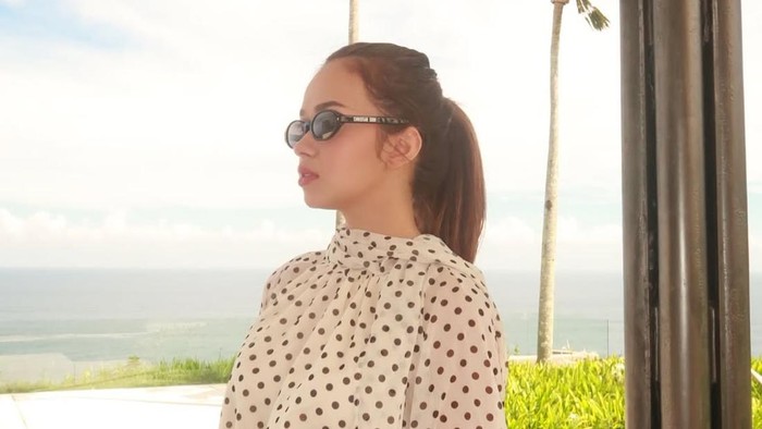 Get The Look: Gaya Effortless untuk Hangout ala Rebecca Klopper
