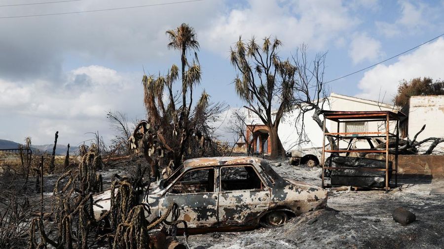 Sebuah mobil gosong di depan rumah nan rusak di wilayah nan terbakar akibat kebakaran rimba mematikan di Almocaizar, Almeria, Spanyol, 12 Juli 2026.