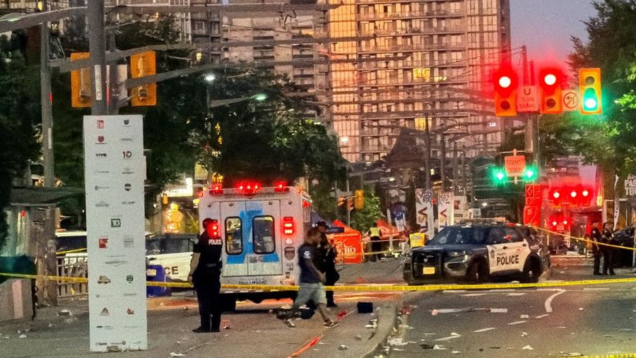 Seorang petugas polisi berjaga di letak kejadian setelah penembakan mematikan, di sebuah pagelaran jalanan bertema salsa di Toronto, Ontario, Kanada, 11 Juli 2026.