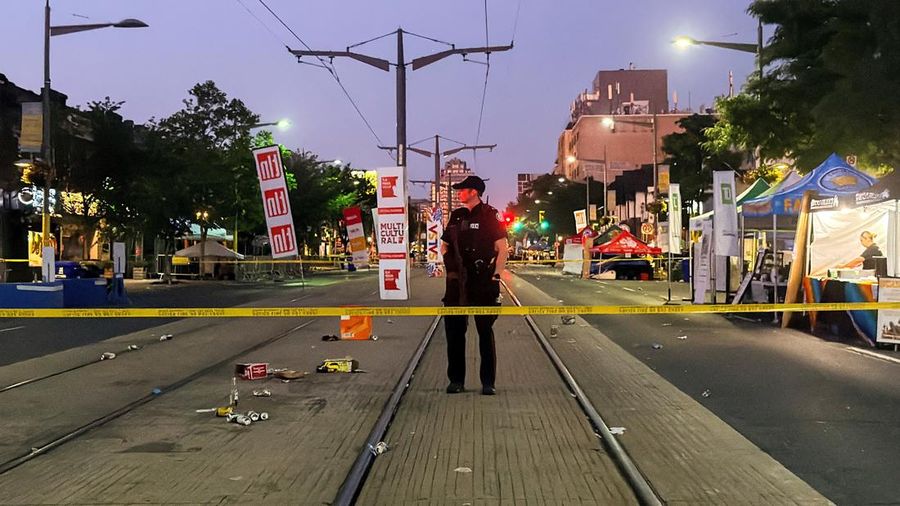 Seorang petugas polisi berjaga di letak kejadian setelah penembakan mematikan, di sebuah pagelaran jalanan bertema salsa di Toronto, Ontario, Kanada, 11 Juli 2026.