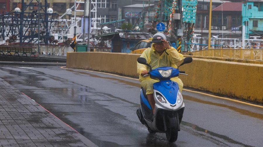 Seorang laki-laki mengendarai skuter di tengah hujan saat Topan Bavi mendekati pantai utara Taiwan di Keelung, Taiwan, 11 Juli 2026.