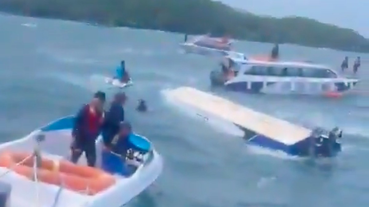 Detik-Detik Speedboat Terbalik di Lepas Pantai Terekam, 15 Orang Tewas