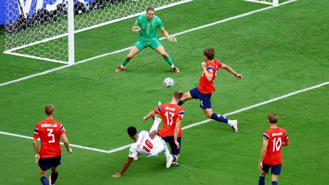 Soccer Football - FIFA World Cup 2026 - Quarter Final - Norway v England - Miami Stadium, Miami Gardens, Florida, U.S. - July 11, 2026 England's Jude Bellingham scores their first goal past Norway's Orjan Nyland REUTERS/Marco Bello
