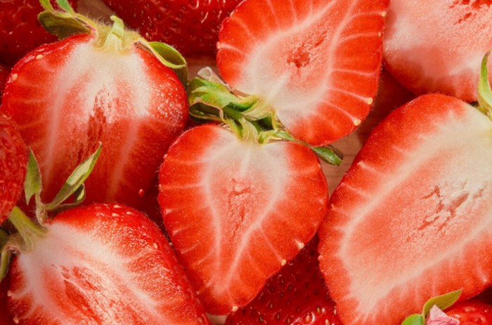 Stroberi menjadi salah satu buah berry terbaik karena kaya vitamin C dan antioksidan. Buah ini juga membantu menjaga kesehatan jantung, sistem imun, serta produksi kolagen./ Foto: magnific.com/ededchechine