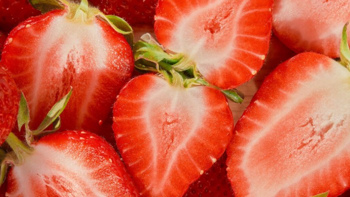 Stroberi menjadi salah satu buah berry terbaik karena kaya vitamin C dan antioksidan. Buah ini juga membantu menjaga kesehatan jantung, sistem imun, serta produksi kolagen./ Foto: magnific.com/ededchechine