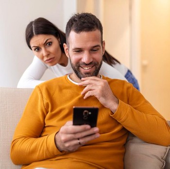 7 Tanda Pasangan Selingkuh Menurut Pakar yang Perlu Diwaspadai