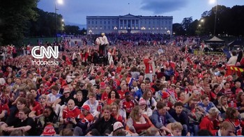 Ribuan suporter timnas Norwegia melakukan selebrasi viking row untuk merayakan pencapaian Piala Dunia 2026 pada Minggu (12/7).