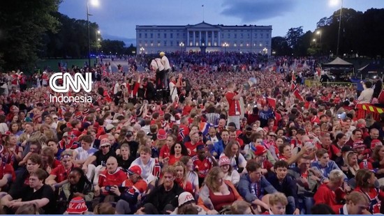 Ribuan suporter timnas Norwegia melakukan selebrasi viking row untuk merayakan pencapaian Piala Dunia 2026 pada Minggu (12/7).