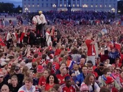 Ribuan suporter timnas Norwegia melakukan selebrasi viking row untuk merayakan pencapaian Piala Dunia 2026 pada Minggu (12/7).