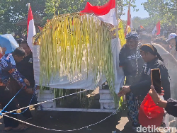 Masyarakat Pantai Sidem Tulungagung Gelar Upacara Adat Larung Sembonyo