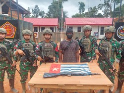 Anggota OPM di Merauke Kembali ke NKRI, Serahkan Senpi-Bendera Bintang Kejora