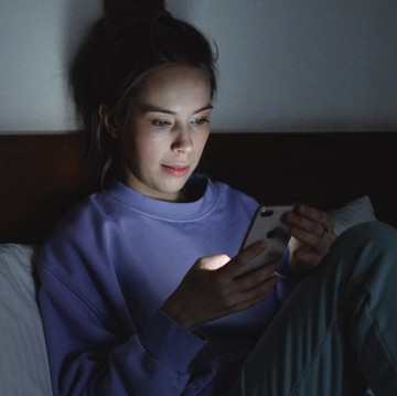 4 Ciri Kepribadian Orang yang Suka Belanja di Malam Hari, Tiba-tiba Klik Check Out!