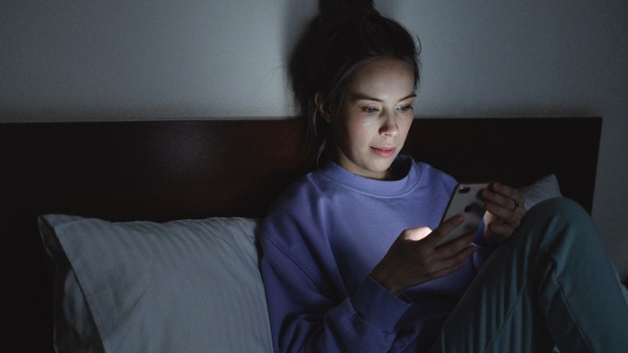 4 Ciri Kepribadian Orang yang Suka Belanja di Malam Hari, Tiba-tiba Klik Check Out!