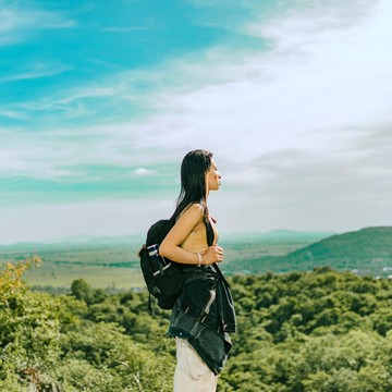 5 Zodiak dengan Cara Move On Paling Unik, dari Tiba-tiba Hiking sampai Ikut Volunteer