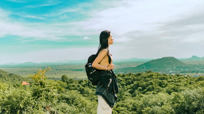 5 Zodiak dengan Cara Move On Paling Unik, dari Tiba-tiba Hiking sampai Ikut Volunteer