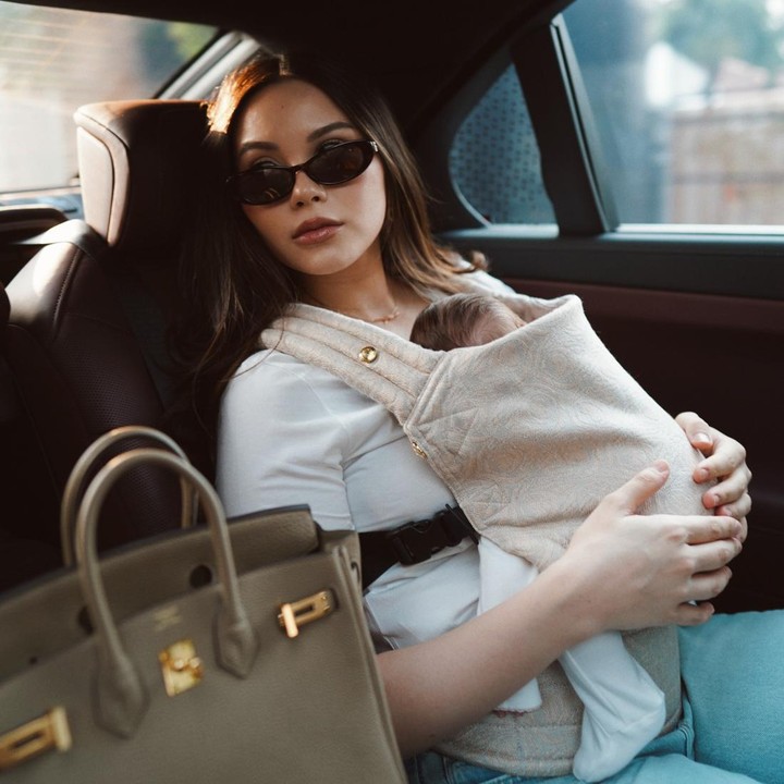 <p>Baru-baru ini, Alyssa membagikan momen saat mengasuh baby Soleil yang usianya baru genap dua bulan. dalam potret yang diunggah, Alyssa tampil <em>baddie</em> saat menggendong sang putri. "<em>Out &amp; about with my girl who&rsquo;s turning 2mo tomorrow</em>. (Jalan-jalan bersama putriku yang besok berulang tahun ke-2 bulan)," tulisnya pada 9 Mei lalu. (Foto: Instagram @alyssadaguise)</p>