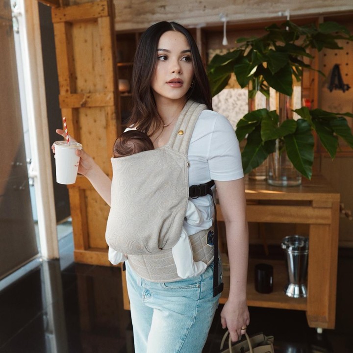 <p>Artis Alyssa Daguise saat ini tengah menikmati peran barunya sebagai seorang Bunda. Setelah melahirkan sang putri Soleil Zephora Ghazali, pada 10 Mei 2026, Alyssa fokus mengurus sendiri putri semata wayangnya. (Foto: Instagram @alyssadaguise)</p>