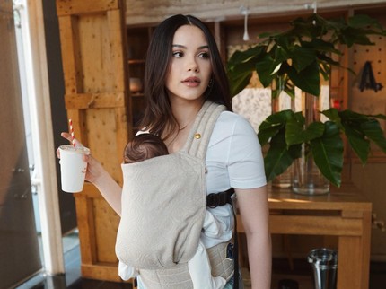 Alyssa Daguise Tampil Baddie saat Gendong Baby Soleil, Dipuji Perfect Combo
