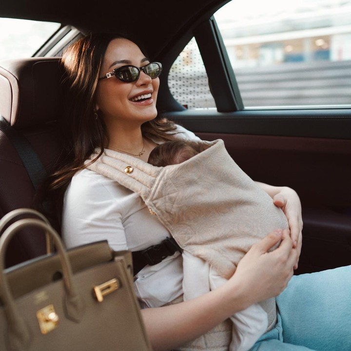 <p>Alyssa tampaknya memang sedang menikmati peran sebagai Bunda. Setelah melahirkan sang putri, Alyssa memutuskan untuk mengurus Soleil sendiri tanpa bantuan <em>baby sitter</em>. Hal itu pernah diungkap suaminya Al Ghazali. "<em>Baby sitter</em> enggak, Alyssa enggak mau pakai. Mungkin untuk <em>bonding</em>, kan ada mamanya (Alyssa) juga di sini. Paling nanti pakai <em>baby sitter</em> bukan untuk yang mandiin atau gimana, cuma buat bantu-bantu saja," ungkap Al, dilansir <em>InsertLive</em>. (Foto: Instagram @alyssadaguise)</p>