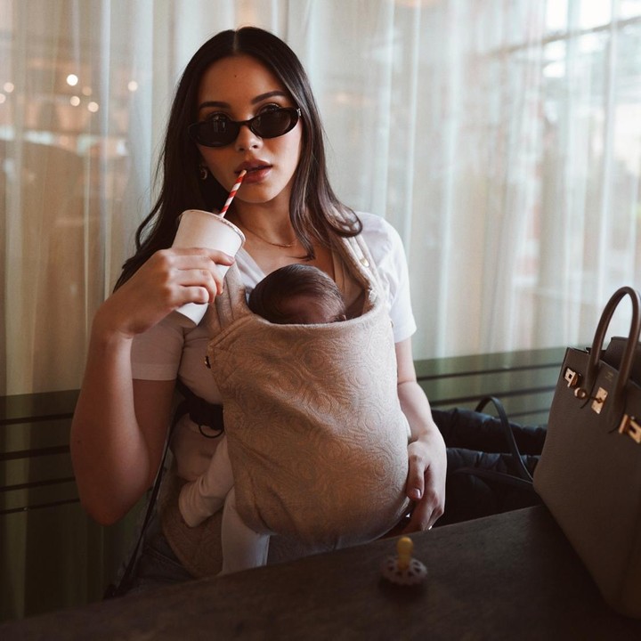 <p>Penampilan Alyssa saat menggendong Soleil ini banyak menuai pujian dari netizen. Beberapa di antaranya memuji paras Alyssa yang makin <em>glowing</em> setelah melahirkan. Sementara lainnya memuji fashion Alyssa yang terlihay simpel namun tetap elegan. "<em>Badasss</em> banget mamalyssaa <em>so pretty</em>!!" tulis akun @be***. "Kamu sambil ngagembol bayi aja cakep bgt Alyssa," ungkap @de***. "<em>Pretty Mama, adorable baby. Perfect combo</em>," ujar akun @mo***. (Foto: Instagram @alyssadaguise)</p>