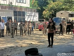 Anggota DPRD Parepare Orasi Depan Satpol PP gegara Tak Tindaki Ritel Modern