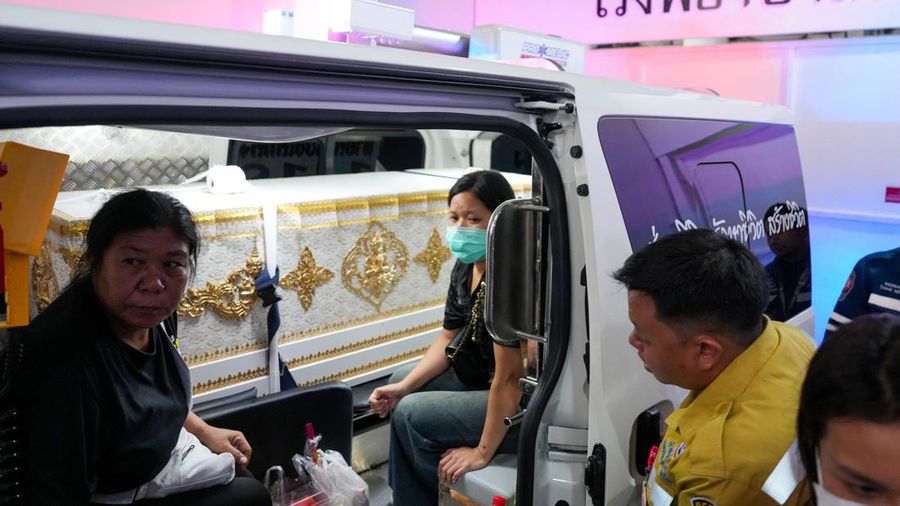 Anggota family bersungkawa saat menerima jenazah korban di bilik mayit Rumah Sakit Polisi, menyusul kebakaran mematikan di sebuah pub di Bangkok, Thailand, 13 Juli 2026.