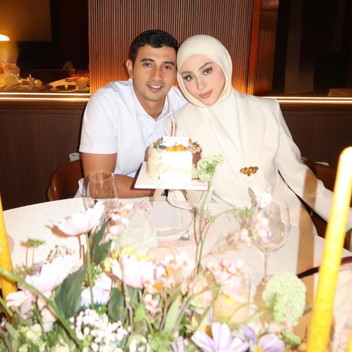 <p>Aktor Ali Syakieb memberikan kejutan ulang tahun untuk istrinya Margin Wieheerm, yang bertambah usia menjadi 26 tahun, pada 8 Juli lalu. Di perayaan ultah sang istri, Ali juga menyiapkan <em>dinner</em> romantis yang dipenuhi hiasan bunga di sebuah restoran mewah. (Foto: Instagram @alisyakieb/ @marginw)</p>