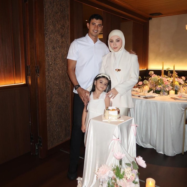 <p>Ali juga mengunggah ucapan manis untuk sang istri yang tengah berulang tahun, Bunda. "<em>Happy b&rsquo;day</em> cintakuuu&hellip;makasih ya kamu dan guzel hadir di hidupnakuuu aku sangat sangat bersyukur punya keluarga kecil kitaa aku berharap di ulang tahun kamu yang sekarang kamu sehat selalu dan kita terus bareng terus sampe kapanpun&hellip;<em>love youuu</em>," tulis ayah satu anak ini. (Foto: Instagram @alisyakieb/ @marginw)</p>