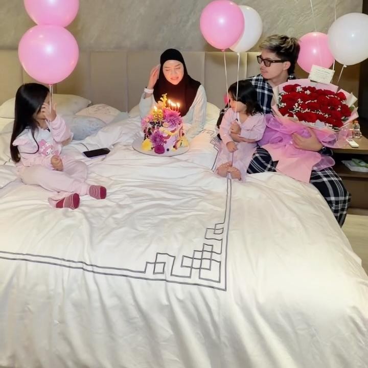 <p>Aurel Hermansyah merayakan ulang tahun ke-28, pada 10 Juli 2026. Di hari ulang tahunnya ini, Aurel mendapat kejutan spesial dari suaminya Atta Halilintar dan kedua putri mereka, Ameena dan Azura. Atta bersama kedua putrinya tiba-tiba membawa&nbsp;buket bunga mawar beserta kue ulang tahun dan beberapa balon berwarna pink ke kamar tempat Aurel sedang beristirahat. Kejutan ini berhasil membuat Aurel kaget sekaligus bahagia. (Foto: Instagram @attahalilintar/ @aurelie.hermansyah)</p>
