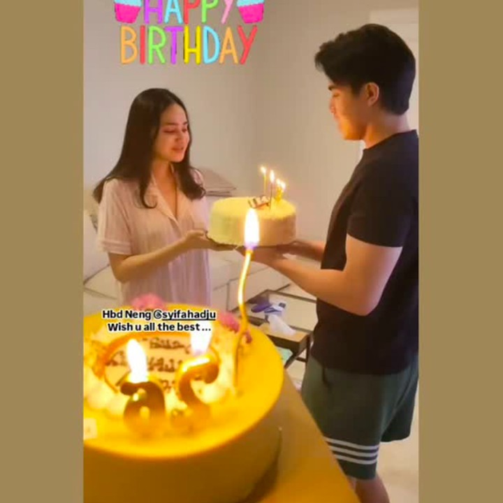 <p>Artis yang juga mendapatkan kejutan ulang tahun dari suaminya adalah Syifa Hadju. Di hari ulang tahunnya yang ke-26 pada 13 Juli, Syifa mendapatkan kejutan dari sang suami El Rumi. Selain mendapatkan kue ulang tahun spesial, Syifa juga mendapat&nbsp;buket&nbsp;bunga mawar merah dari suaminya. (Foto: Instagram @syifahadju)</p>