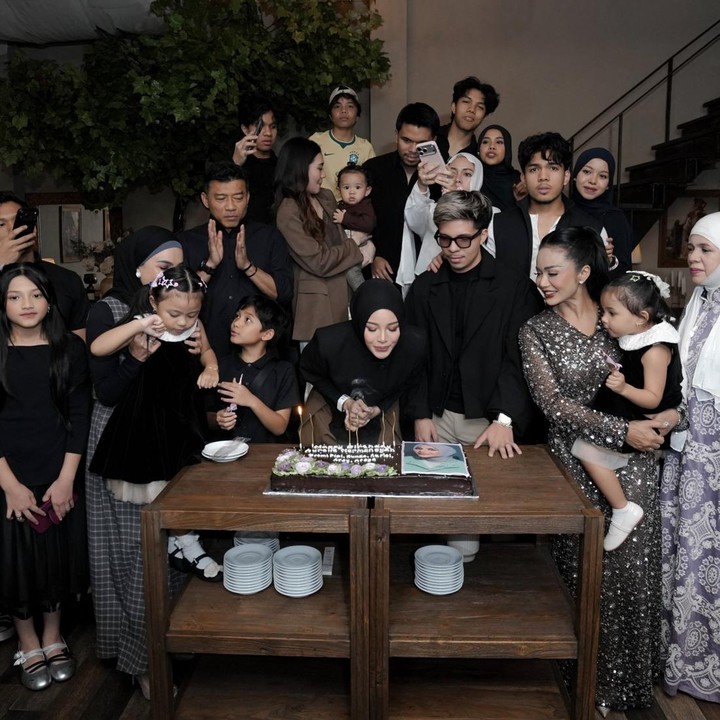 <p>Selain kejutan dari suami dan anak, Aurel juga mendapat kejutan dari keluarga besarnya di hari ulang tahun. Keluarga Aurel dan Atta membuat acara berkumpul bersama di restoran dan menggelar <em>dinner</em> bareng untuk merayakan ultah Aurel. Atta secara khusus membagikan momen spesial ini di Instagram. "<em>Happy birthday Love</em>. Semoga Allah selalu menjaga, memberi kesehatan, kebahagiaan, dan mengabulkan semua doa terbaikmu," tulis Atta dalam unggahannya. (Foto: Instagram @attahalilintar/ @aurelie.hermansyah)</p>