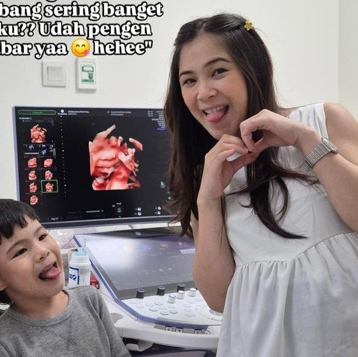 <p>Ketika tahu jenis kelamin anak di trimester 2, Christy pun semakin happy.&nbsp;Ia&nbsp;mengaku selalu melakukan USG setiap dua minggu sekali, ditemani suami dan putra pertamanya. "Udah tahu jenis kelamin baby-nya, langsung ga sabar liat baju2 baby girl. Dan udah bisa rasain tendangan baby di dalam perut, gemessss," tuturnya. Foto: @princesskici</p>