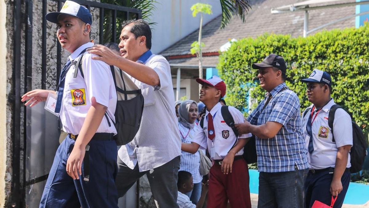 Sejumlah ayah mengantar anaknya ke sekolah pada hari pertama di SLB Negeri 2 Jakarta, Senin (13/7/2026). Kementerian Kependudukan dan Pembangunan Keluarga/BKBN menyelenggarakan Gerakan Ayah Mengantar Anak di Hari Pertama Sekolah (GAMAS) sebagai upaya