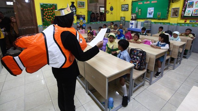 Seorang guru mengecek kehadiran pelajar di kelas Sekolah Dasar Negeri (SDN) Kaliasin I, Surabaya, Jawa Timur, Senin (13/7/2026).
