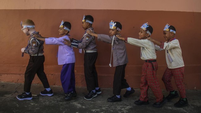 Sejumlah siswa baru mengikuti tur keliling lingkungan sekolah pada hari pertama Masa Pengenalan Lingkungan Sekolah (MPLS) tahun ajaran 2026/2027 di SD Negeri 1 Kota Ternate, Maluku Utara, Senin (13/7/2026). Sebanyak 72 peserta didik baru mengikuti MP