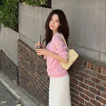 Get The Look: Inspirasi Style untuk Ngopi Cantik ala Yuna ITZY