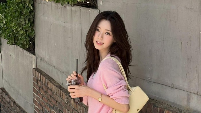 Get The Look: Inspirasi Style untuk Ngopi Cantik ala Yuna ITZY