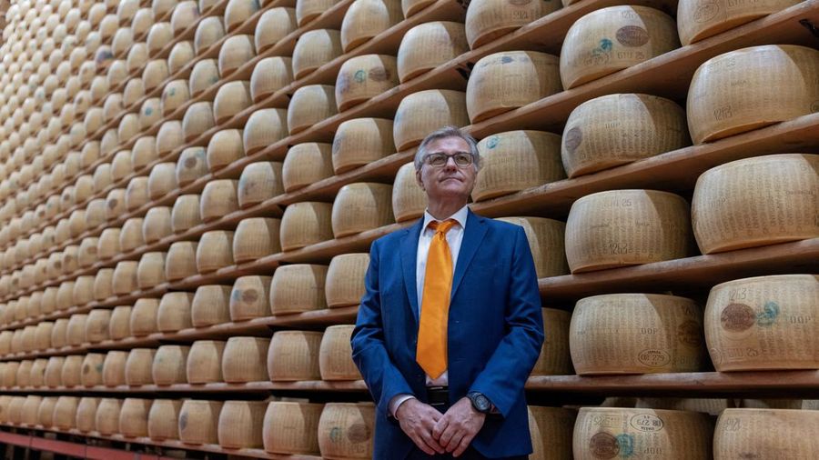 Giancarlo Ravanetti, Direktur Jenderal Magazzini Generali delle Tagliate (MGT), berpose untuk foto di antara roda-roda keju Parmigiano Reggiano nan disimpan sebagai agunan setelah mengatakan penggunaan daya di penyimpanan meningkat sekitar 30% pada puncak gelombang panas, di Montecavolo di Quattro Castella, Italia, 6 Juli 2026.