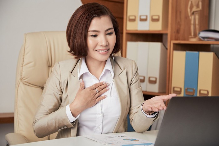 Perempuan yang tidak mudah diintimidasi tidak membiarkan pendapat orang lain mengalahkan penilaiannya sendiri.